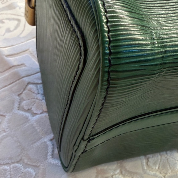 Authentic Vintage Louis Vuitton Speedy 25 in Epi Leather - Picture 14 of 16